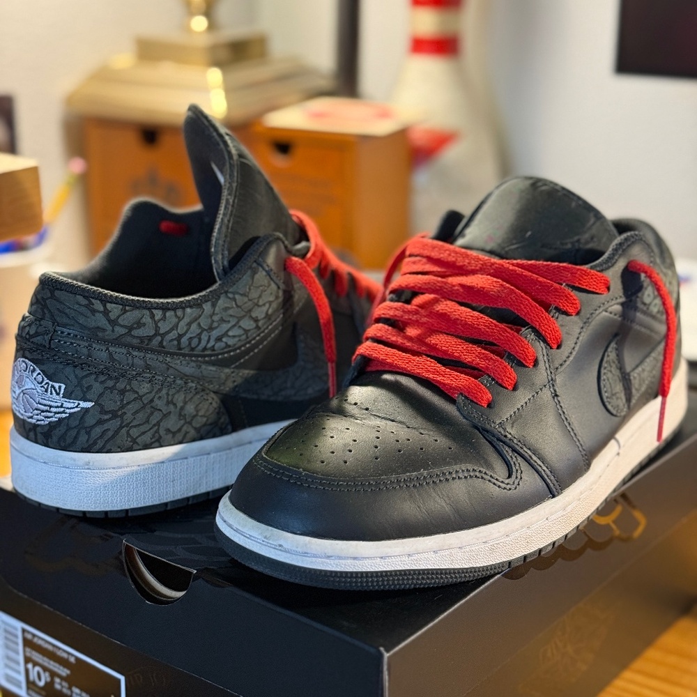 WORN - GREAT CONDITION - MENS 10.5 - AIR JORDAN LOW SE - ELEPHANT PRINT BLK NIKE